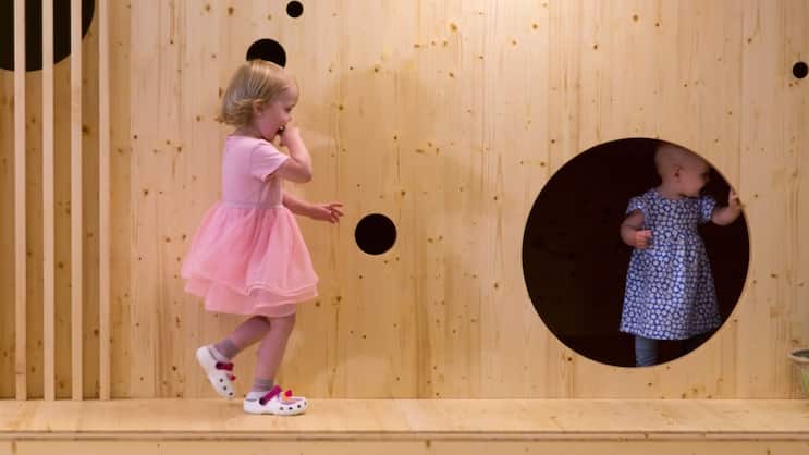Das Swiss Re Kids House bietet 30 Betreuungsplätze für Kinder von 3 Monaten bis einschliesslich 7 Jahren oder bis zum Eintritt in die Primarschule. Es bietet auch Betreuungslösungen für Kinder im Alter von 8 bis 12 Jahren, entweder an einzelnen Tagen während des Schuljahres oder während der Schulferien.