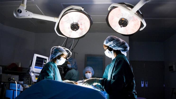 La pénurie de médecins qualifiés dans les hôpitaux est encore aggravée par les longs délais d'autorisation pour le personnel étranger.
