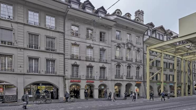 Die Schweizer Anlagestiftung 1291 unterhält auch Wohnliegenschaften, wie diese hier in der Berner Marktgasse.