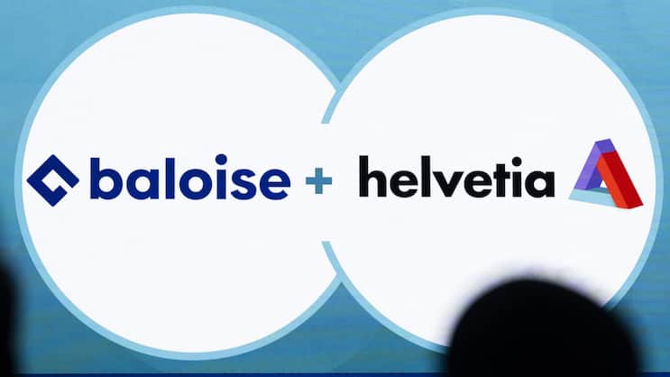 Loghi delle due compagnie assicurative Baloise e Helvetia durante l'assemblea generale straordinaria di Helvetia Assicurazioni del 23 maggio 2025 a San Gallo.