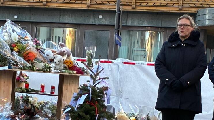 Die Generalstaatsanwältin des Kantons Wallis, Beatrice Pilloud, hier am Samstag in Crans-Montana bei einer Gedenkminute für Opfer des Brandes, hat eine Strafuntersuchung gegen die beiden Barbetreiber eröffnet.