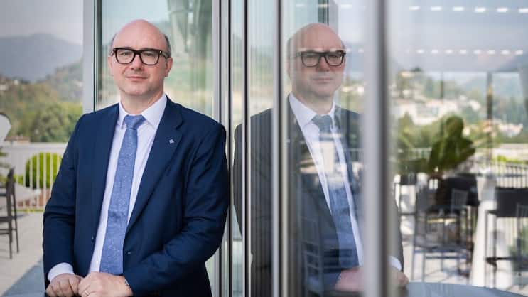 Michael Müller, CEO der Baloise Group, verkündet den Verkauf des Digitalversicherers Friday an die Allianz Direct Versicherungs-AG.