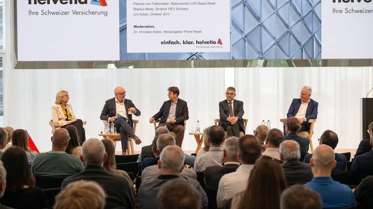Patricia von Falkenstein (LDP Basel-Stadt), Michael Wieser (Direktor VKG), Christian Keller (Moderator), Markus Meier (Direktor HEV Schweiz) und Urs Arbter (Direktor SVV, v.l.n.r.) diskutierten leidenschaftlich über ein kontroverses Thema.