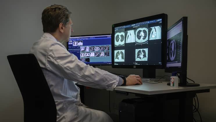 Ein Arzt betrachtet die Bilder der Magnetresonanztomographie im Inselspital.