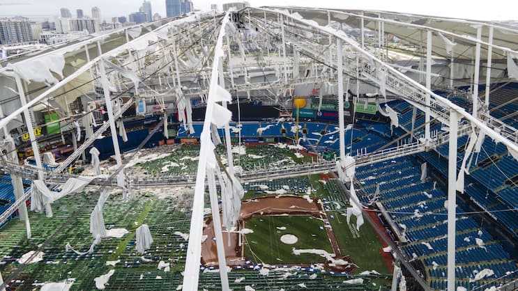 Dommages causés par l'ouragan Milton au stade Tropicana Field à St. Petersburg, Floride.
