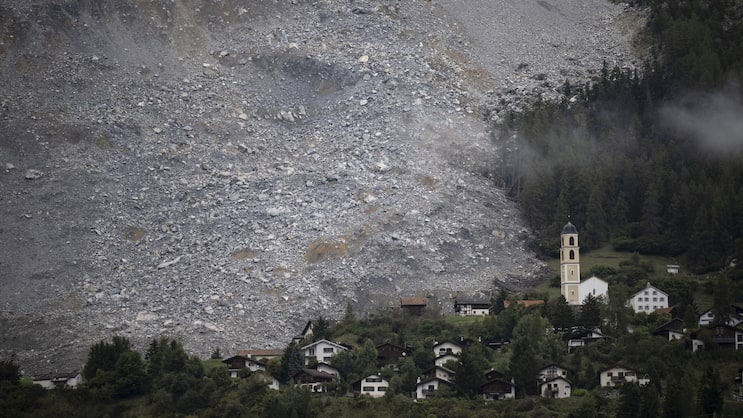 Après le glissement de terrain, le cône de débris s'étend presque jusqu'au village de Brienz.