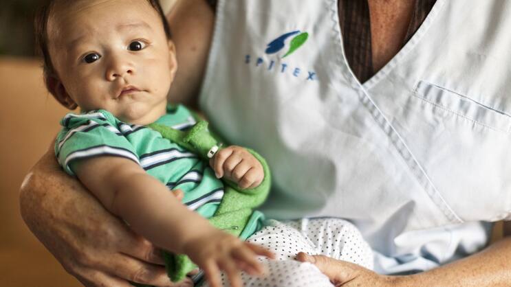 Employée de soins à domicile avec un enfant en bas âge.