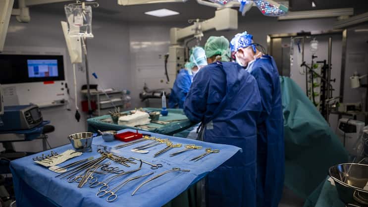 Le personnel d'un bloc operatoire, procedent a une transplantation d'organe apres avoir fait un prelevement sur un donneur vivant d'un rein, dans un bloc operatoire des Hopitaux Universitaires de Geneve (HUG).