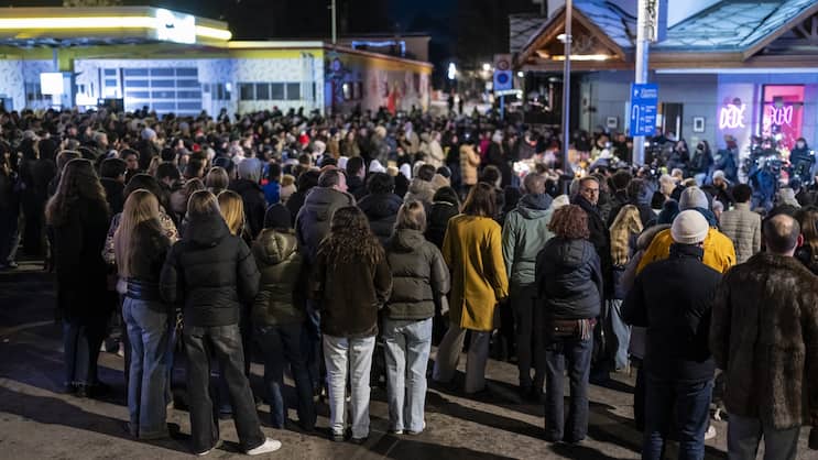 Mehrere hundert Trauernde haben sich am Neujahrsabend in Crans-Montana versammelt, um den Opfern des Brandes zu gedenken.