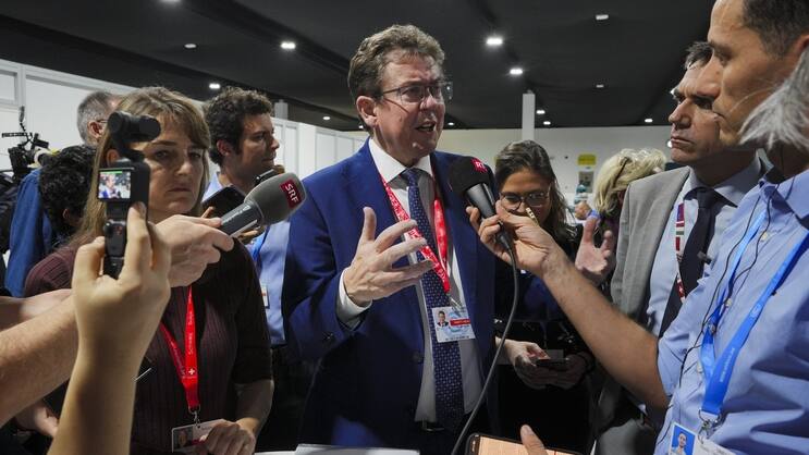 Le ministre de l'environnement Albert Rösti s'adresse aux médias lors du sommet des Nations unies sur le climat COP29, vendredi à Bakou.