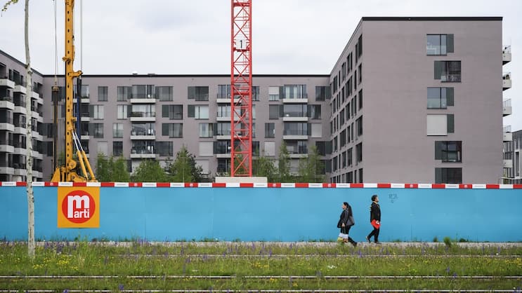 Selon l'étude de l'EPFZ, la densification contribue certes à créer davantage de surface habitable dans les régions urbaines. Mais lorsque l'on démolit et que l'on reconstruit, et que des locataires doivent faire de la place, ce sont plus souvent que la moyenne des ménages à bas revenus qui sont concernés.