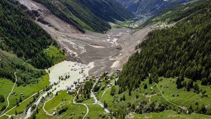 Derrière le cône de déjection d'environ deux kilomètres de long qui a enseveli le village de Blatten, un lac de plus en plus grand se forme grâce à la retenue de la rivière Lonza.