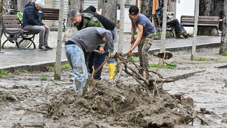Anwohner säubern am Samstag eine mit Schlamm bedeckte Strasse nach dem Hochwasser des Wildbachs Rimaggio in Sesto Fiorentino in der Toskana.