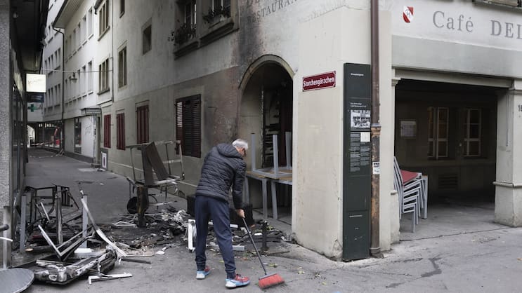 Scherbenhaufen: Ein Mitarbeiter eines Restaurants reinigt den Vorplatz am Tag nach der nicht bewilligten Demo in Bern.