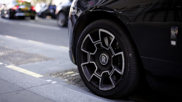 Ob der Kanton Zug auch die höchste Dichte an Fahrzeugen der britischen Nobelmarke Rolls-Royce aufweist, ist in der Studie der Axa nicht überliefert.