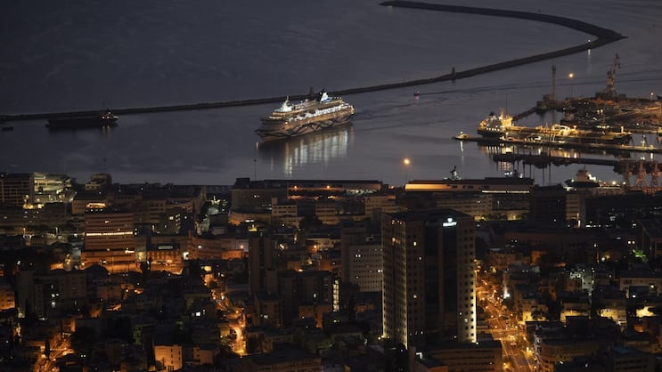 Ein Kreuzfahrtschiff nähert sich dem Hafen von Haifa.
