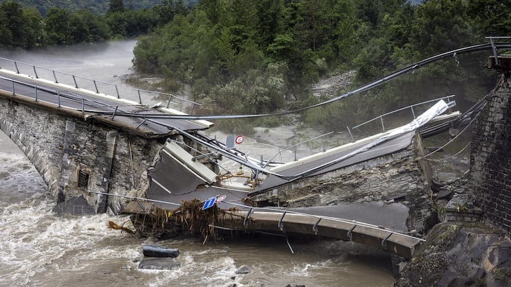 Le pont de Visletto effondré entre Visletto et Cevio dans la vallée de la Maggia.
