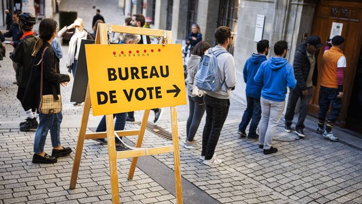 Les votations et les sondages sur l'AVS, en particulier l'initiative demandant une 13e rente, suscitent une très forte mobilisation du public: bureau de vote à Lausanne.