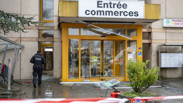 Une operation de police en cours devant le centre commercial Migros «Expo Centre» suite a une tentative de vol par effraction sur le bancomat le samedi 7 decembre 2024 a Montagny-pres-Yverdon.