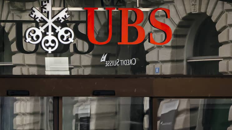 Logos de l'UBS et du Credit Suisse sur la Paradeplatz de Zurich.