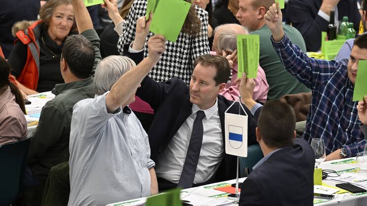 Nationalrat Thomas Aeschi bei der Abstimmung über die Änderung des Bundesgesetzes über die Krankenversicherung (KVG) an der Delegiertenversammlung der SVP Schweiz, 12. Oktober 2024.