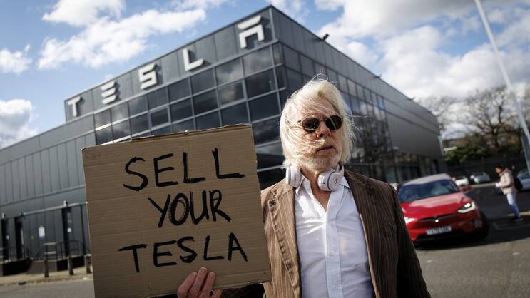 Proteste gegen Tesla und dessen Firmenchef Elon Musk in Grossbritannien.