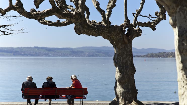Senioren am Zürichsee: Schweizer erhalten im Schnitt weit höhere AHV-Renten als Ausländer.