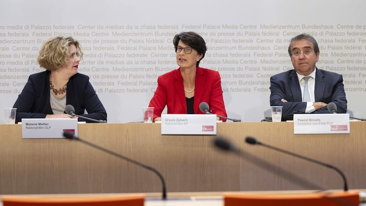 La conseillère nationale Melanie Mettler, PVL-BE, la conseillère nationale Ursula Zybach, PS-BE, et le conseiller aux Etats Pascal Broulis, PLR-VD (de gauche à droite) du comité interpartis « Oui au financement uniforme des prestations de santé », s'expriment mardi à Berne.