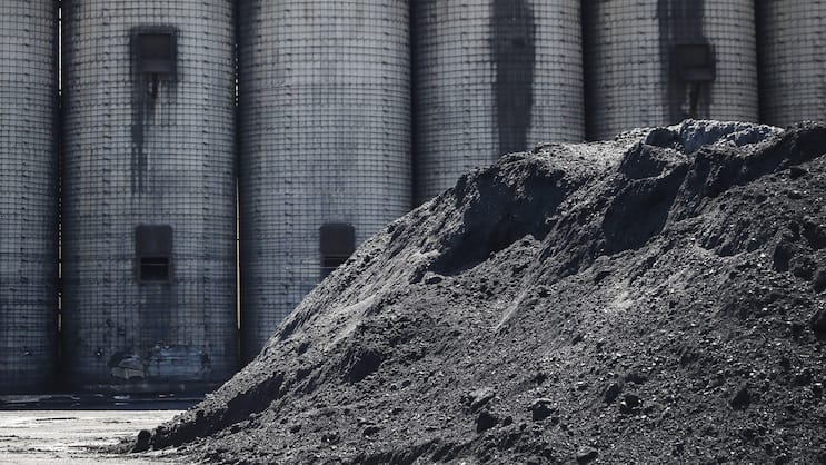Kohleberge in Ohio: Einige US-Versicherer haben das Versicherungsgeschäft mit fossilen Brennstoffen ausgeweitet.