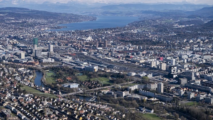 Blick über Zürich auf die Alpen: Schweizer Versicherer können die Auswirkungen der höheren Schadeninflation abmildern.