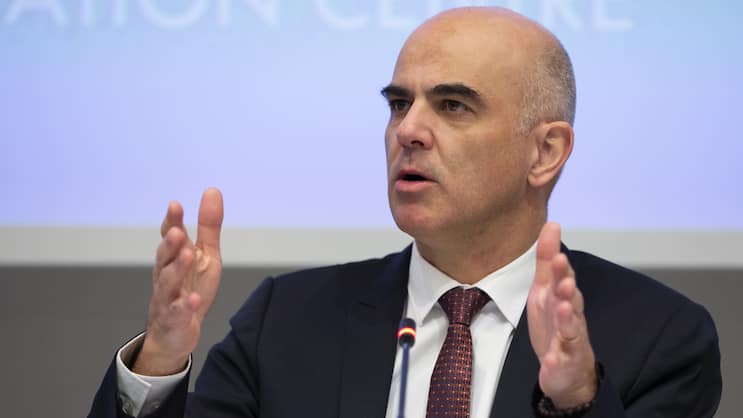 Versucht Bundesrat Alain Berset die Vermittlerentschädigung in der beruflichen Vorsorge auf demokratisch zweifelhaften Weg abzuschaffen?