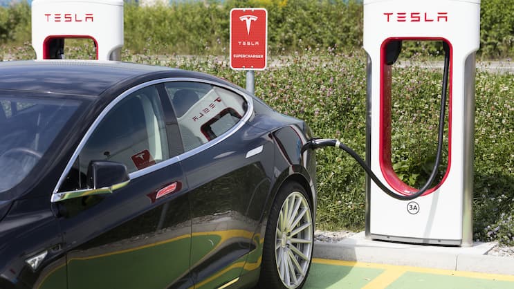SCHWEIZ ELEKTROAUTO TESLA