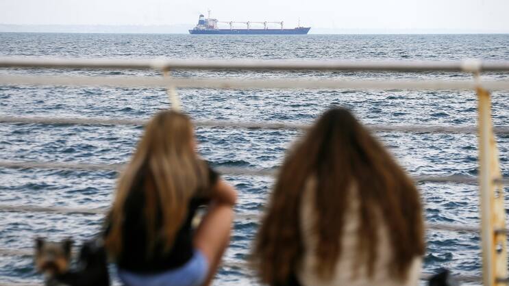 Ein Schiff mit Getreide verlässt den Hafen von Odessa.