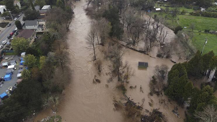 Der San Lorenzo River ist über die Ufer getreten.