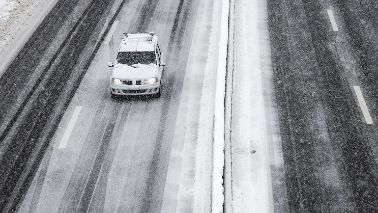 Schnee auf der A12: Intakte Winterreifen sind laut Axa für die Sicherheit zentral.