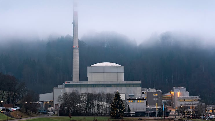 Künftig soll die private Versicherung in der revidierten Kernenergiehaftpflichtverordnung (KHV) keinen fixen Betrag mehr, sondern so viel wie möglich von der Gesamtdeckung übernehmen - im Bild das AKW Mühleberg.