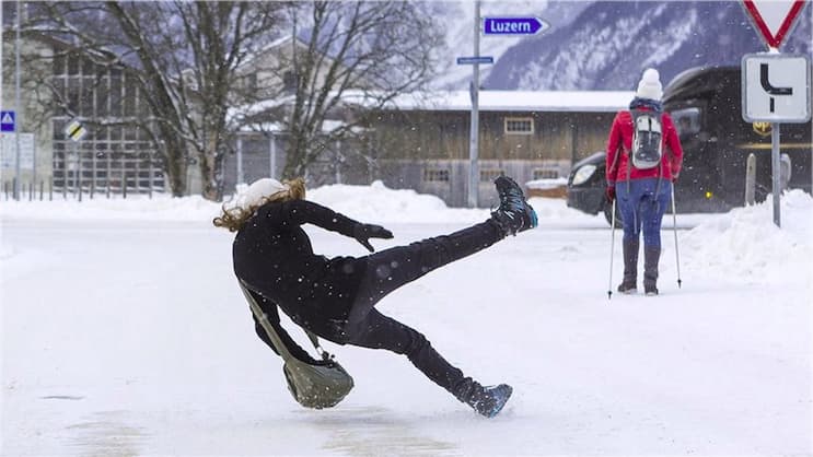 In der Schweiz kommt es jedes Jahr zu rund 10'750 winterlichen Sturzunfällen auf Schnee oder Eis.