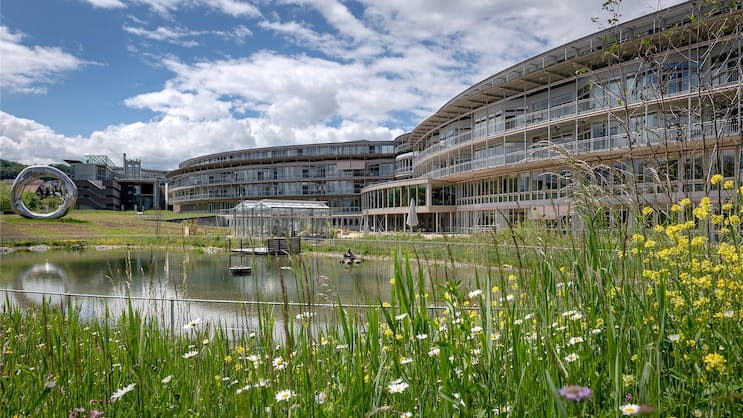 Das Schweizer Paraplegiker-Zentrum in Nottwil ist eine private, national und international tätige Spezialklinik für Querschnitt-, Rücken- und Beatmungsmedizin.