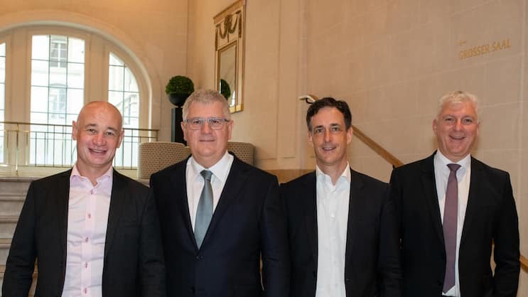 Membri del Comitato SIA Roman Stein (CEO Svizzera Swiss Life), Stefan Mäder (Presidente del'ASA), Clemens Markstein (CEO Baloise Svizzera) e Urs Arbter (Presidente del comitato esecutivo del 'ASA).