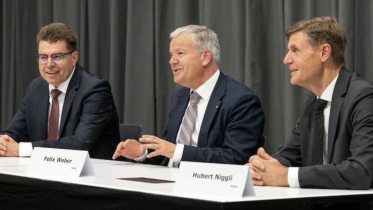Andreas Rickenbacher, Président de la Commission du conseil, Felix Weber, président de la direction et Hubert Niggli, directeur financier de la Suva lors de la conférence de presse de vendredi.