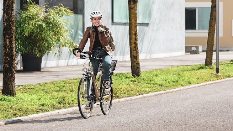 I giovani utenti della strada si distraggono sia indossando le cuffie che utilizzando lo smartphone mentre sono in bicicletta.