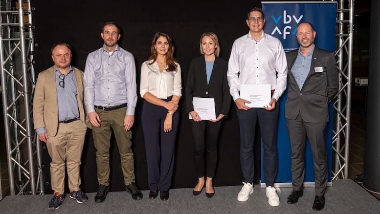 Von links: Jean-Michel With (SIBA, Vorstandsmitglied), Reto Hotz (bester Absolvent Schaden- und Leistungsfallbearbeitung), Fahrije Bekteshi (ASDA, Zentralvorstand), Franziska Hagmann (beste Absolventin Broking), Nino Halic (bester Absolvent Underwriting inkl. Produktmanagement) und Christian Fuchs (ASDA, Präsident). (Auf dem Bild fehlt: Dino Herger, bester Absolvent Vertrieb & Support.)