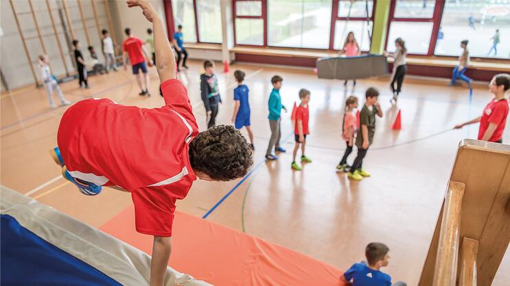 I bambini in età da scuola elementare si riuniscono con i loro amici nelle domeniche aperte per giocare liberamente o per divertirsi con i corsi di motricità.
