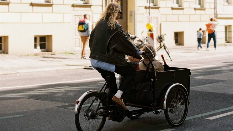 Nicht vorbildlich: Auf dem Cargo-Bike sollten Fahrer und Kinder einen gutsitzenden Velohelm tragen.