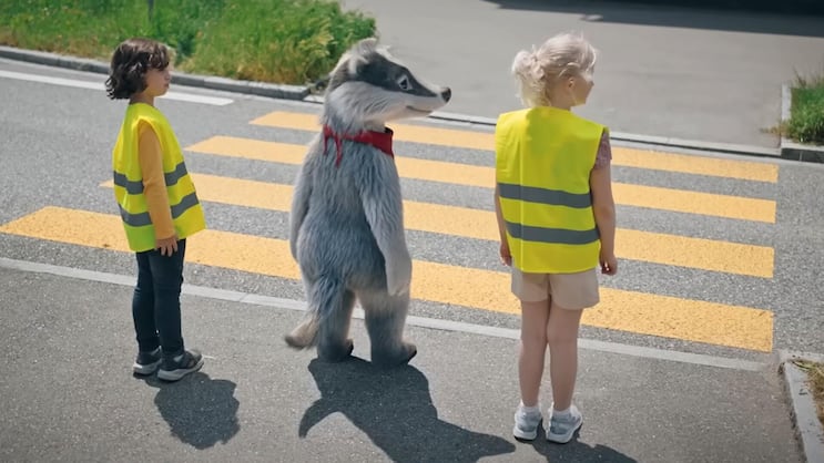 Das Maskottchen Max erinnert die Kinder spielerisch daran, wie sie sich im Strassenverkehr sicher verhalten können.