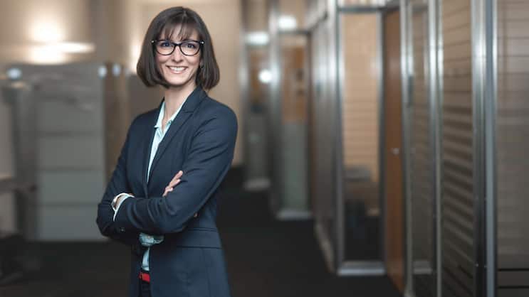Sandra Kurmann vom Schweizerischen Versicherungsverband SVV erläutert im Gespräch, warum die Branche den Einsatz von Künstlicher Intelligenz gegenüber den Kundinnen und Kunden deklariert haben möchte.