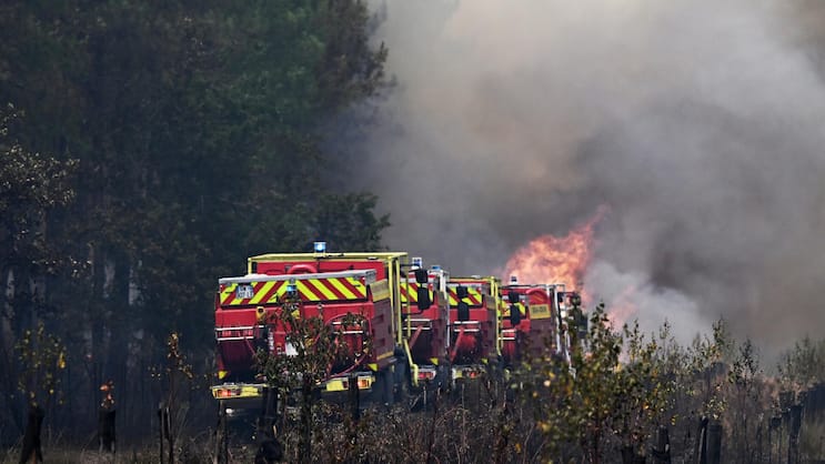 Feuerwehrleute versuchen am gestrigen Montag in der Nähe von Le Las ausserhalb von Bordeaux einen Waldbrand einzudämmen.