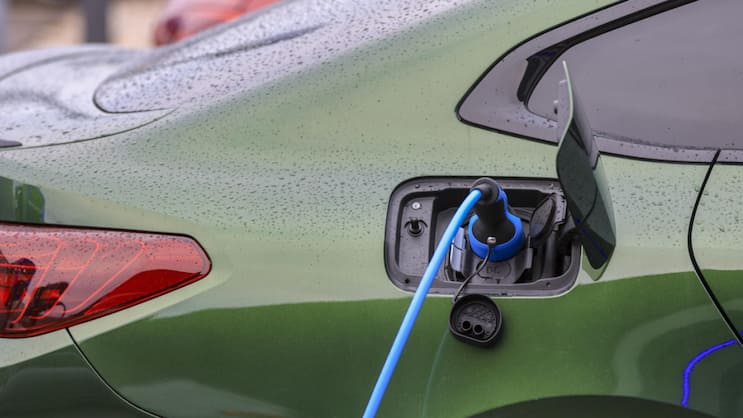Trois personnes interrogées sur cinq sont favorables à une taxation des véhicules électriques afin de financer les infrastructures routières.