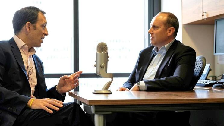 «Cyberrisiken bestehen aus zwei Komponenten. Risiken für die Software und Cyberangriffe»: Brandan Holmes (rechts), Senior Credit Officer bei Moody’s, im hauseigenen Podcast.