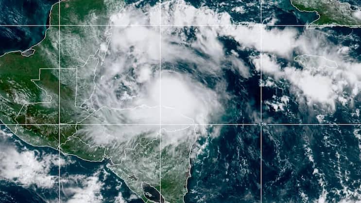 Dieses von der National Oceanic and Atmospheric Administration (NOAA) veröffentlichte Satellitenbild zeigt den Tropensturm Nana, der sich im September 2020 auf Belize zubewegte.
